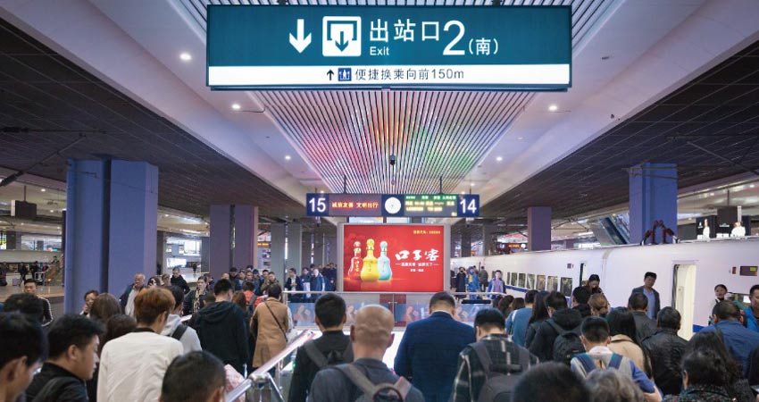 为什么选择上海高铁虹桥站梯楣灯箱广告投放的3大理由!