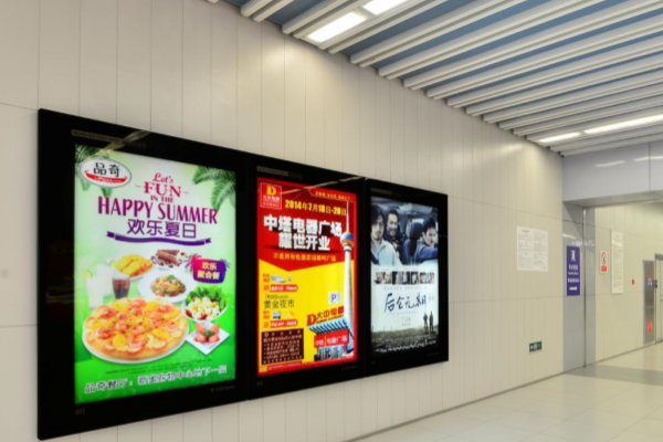 常见的地铁广告形式有哪些？？？？地铁里的广告怎么收费？？？？